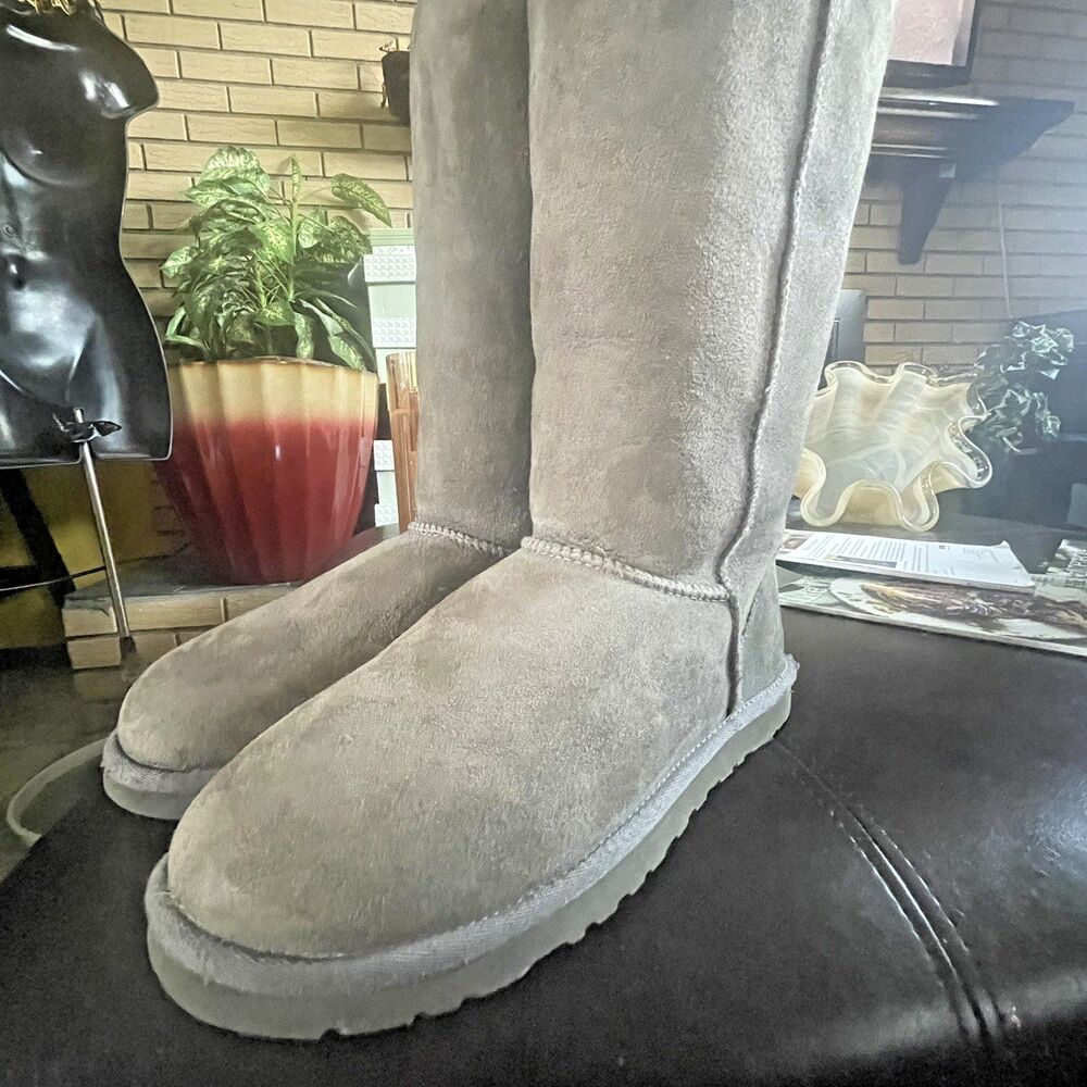 UGG Classic Tall II Women's Grey Sheepskin Boots Women’s Size 9 S/N #5815